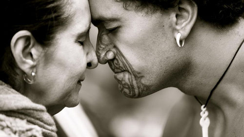 Hongi, il saluto neozelandese (Photo by http://www.ahipara.com/images/762x484/articles/Hongi_Kem.jpg)
