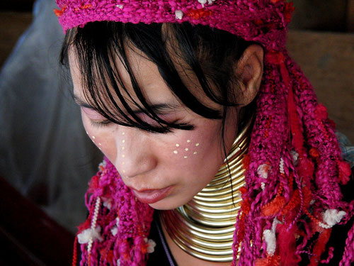 Donna Giraffa, orribile termine per indicare le donne di etnia Kayan, nel Triangolo d'Oro in Thailandia