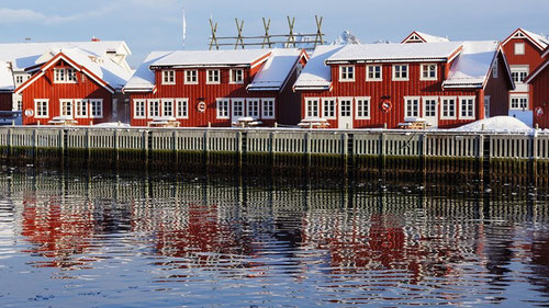 Spiegelbild der farbigen Häuser in Svolvaer