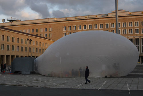 Das "Zelt voller Geschichten" vor dem alten Empfangsgebäude des früheren Flughafens Tempelhof.