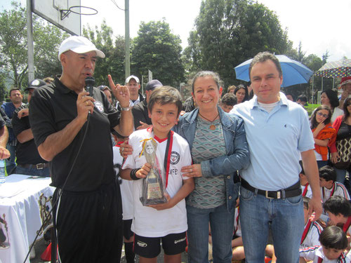 Clausura del 2012, Mejor Jugador del año, premio recibido por Daniel González en compañía de sus padres.