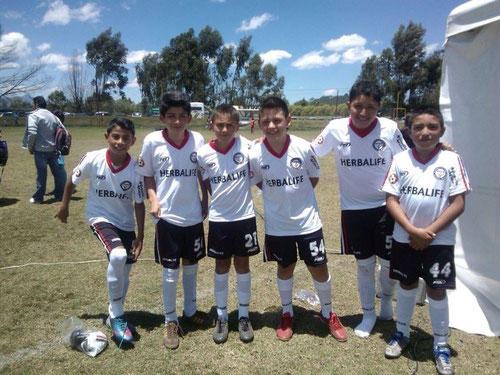 Equipo Pre-infantil de San Pablo, luce uniforme de Herbalife del 2014