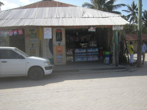 "Francis Corner Shop", luego a la izquierda y luego recto, hacia "Watamu Beach"