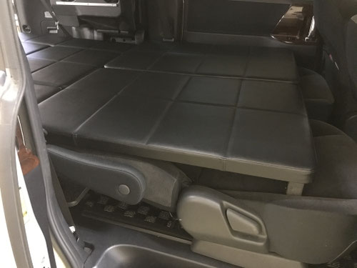 新型ヴォクシー、ノア、エスクワイアのミニバン用車中泊内装カスタマイズアイテムは、ディーラーインカスタムショップのトランポキットOSPへ