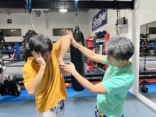 マンツーマンの肘打ち指導