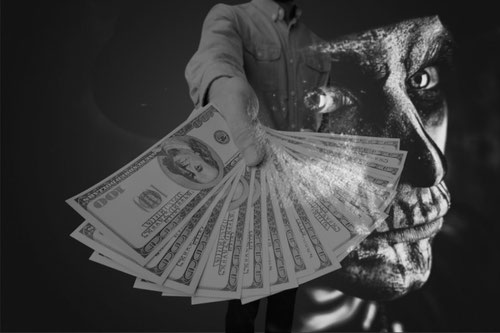 voodoo ritual hand mit geldscheinen für reichtum mit baron samedi in hintergrund