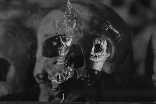 voodoo ritual baron samedi mit totenschädel im hintergrund
