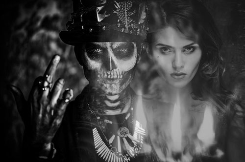 voodoo ritual für flüche baron samedi mit attraktiver frau im hintergrund