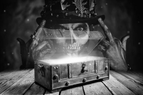 voodoo ritual schatzruhe für reichtum mit baron samedi in hintergrund