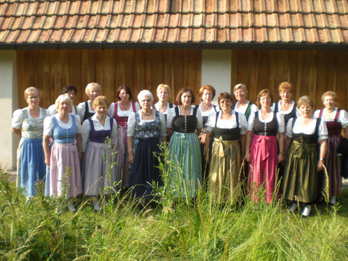 Alles "im Grünen" - Singkreis vor vor Auftritt in der Zollinger Halle/Valley
