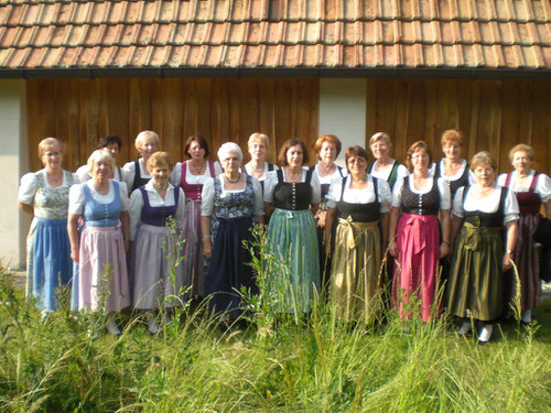 Alles "im Grünen" - Singkreis vor  vor Auftritt in der Zollinger Halle/Valley