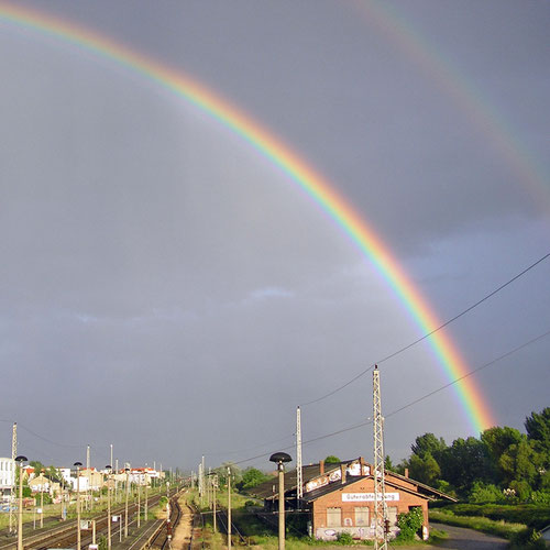 Regenbogen Regenbögen über dem Schuppen Bahnhofsschuppen von Greifswald Enno Franzius Kunstblog