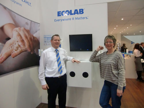 Landesvorsitzende Astrid Schönherr am Messestand von Ecolab