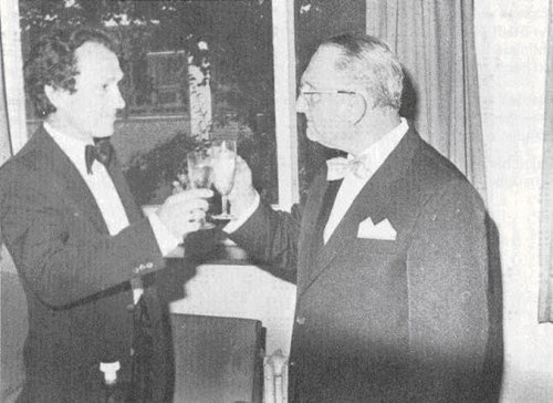 Rektor Kerschke ( ab1.6.1975 ) verabschiedet den Realschulkonrektor Koch zum Schuljahresende 1980, der von 1953 - 1980 an der Schule unterrichtete und diese zeitweise kommissarisch leitete.