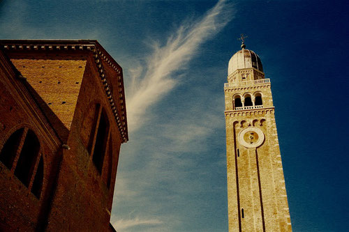 der mächtige Glockenturm in Chiogia