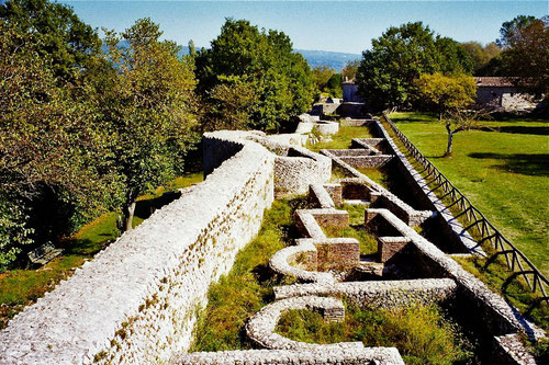 Stadtmauer,  dazu die erhaltenen Grundfesten von Wohnhäusern