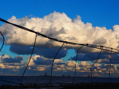 schwere Wolken hängen über das Haff