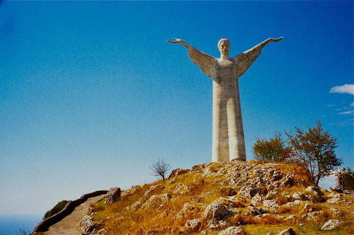 die Christusstatue von Maratea, 1965 von Bruno Innocenti aus weissem Carrara-Marmor geschaffen