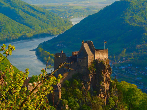 vom Felsen aus hatte man die schönste Aussicht auf die Burg-Anlage und die geschwungenen Donau