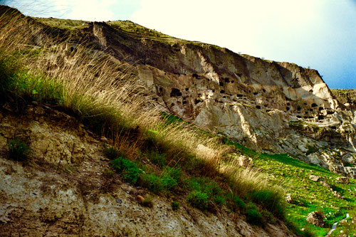 eine Klosteranlage, im Felsen versteckt und gesichert