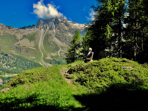 von Wlken umhüllt das das 2.750 m hohe Piz Nair