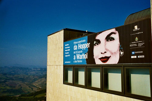 im modern gebaute Festival-Haus war eine internationale  Ausstellung zu sehen