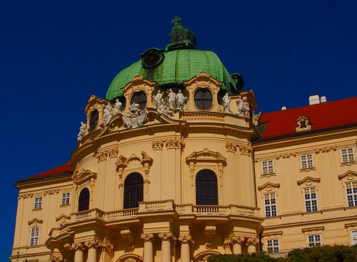 der barocke Westturm von Kloster Neuburg