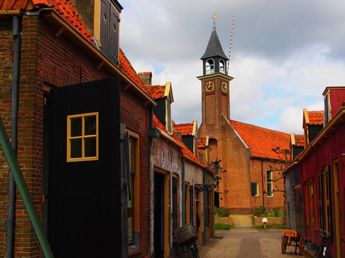 der Glockenturm der Kirche regelte das Gemeindeleben