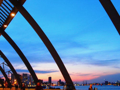 stimmungsvoll senkt sich die Nacht über den weiträumigen Innen-Hafen