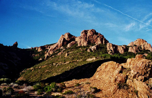 die feurig roten Felsen des Esterell-Massif