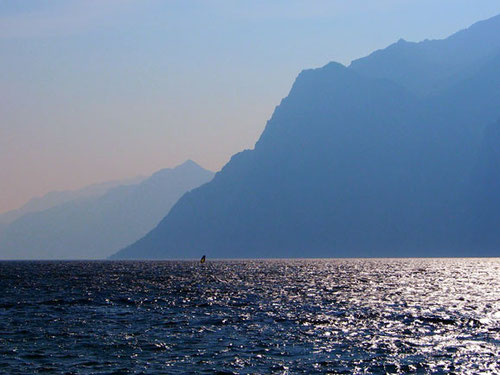 majestätisch der windige Gardasee - gesäumt von steil aufregenden Bergen