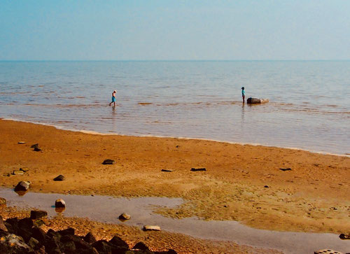 Ebbe hatte den lachen Sand-Strand freigelegt