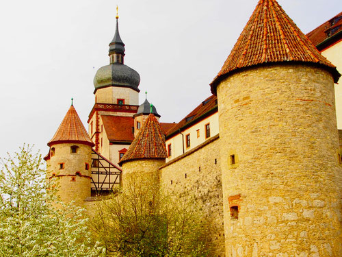 ein wildes Turm-Ensemble umgibt die weitläufige Festung