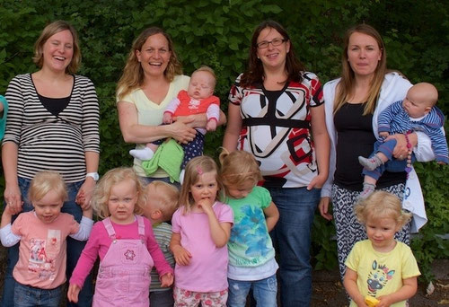 Die Leiterinnen des Archetreffs sind Daniela Zimmermann, Jenny Rentz, Christina Lämmle und Regina Doner mit Kindern