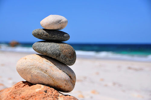 Sylvia Strauß Qi Gong ist im Gleichgewicht - Die Steinpyramide am Strand