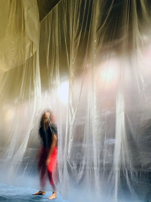 Performance artistique de l'artiste Laurent Valera aux archives de Bordeaux