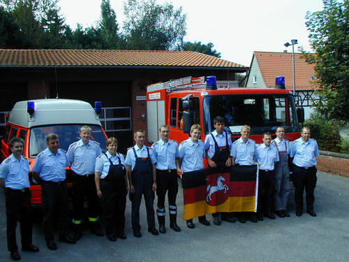 Bereitschaftsgruppe vor dem Ausrücken zum Jahrhunderthochwasser 2002