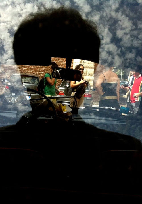 Selbstbild mit Wolkenhimmel auf dem Rückfenster eines alten Fiat 500 in Verona, 2012 (Foto. J.v.Troschke)