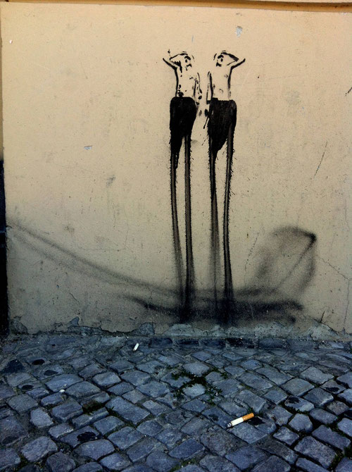 Zwei Suchende mit Zigarettenstummel an einer Häuserwand (Foto: J.v.Troschke 2012)