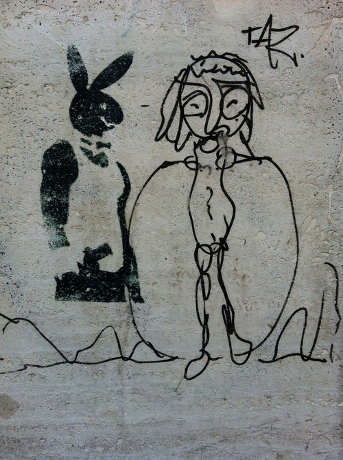 Play Boy meets Party Girl auf einer Häuserwand in Berlin, "Stencil" und "Mural" (Foto : J.v.Troschke)