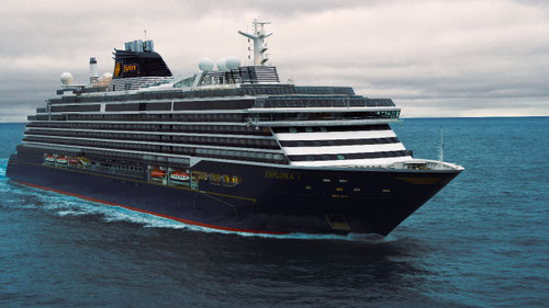 Das Luxus-Kreuzfahrtschiff Explora II fährt über ruhiges Meer unter leicht bewölktem Himmel.