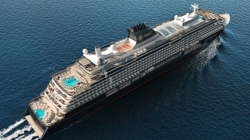 Das Luxus-Kreuzfahrtschiff Explora II fährt über ruhiges Meer unter leicht bewölktem Himmel.