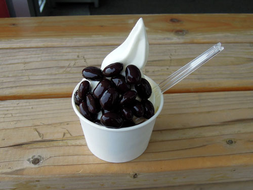 音更町の道の駅で食べた黒豆ソフト(200円)、気温9℃の下で美味しくいただきました。
