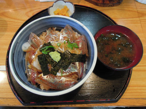 お昼ご飯に食べたあじ丼です。個人的にはたれではなく、醤油でいただきたいですね。