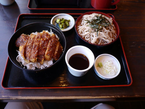 そば蔵のお勧めメニューの一つです。新そばで香りもあって100円アップでおいしかったですが、海苔はいらないですね。