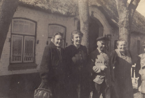 Entstanden vermutlich um 1950. Personen Bild oben von links nach rechts: Unbekannt, Elli Nielsen geb. Peper, Hans Peper, Catharina Peper, geb. Claußen