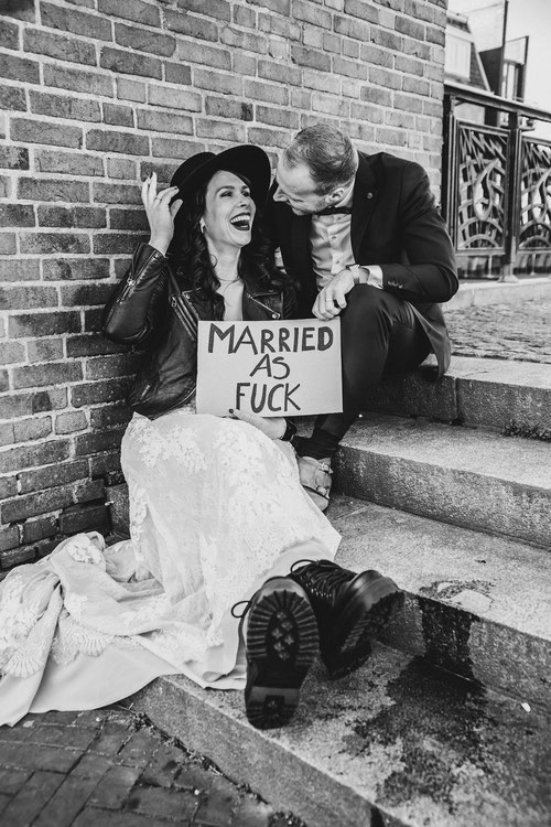 stoere bruid in biker en hoed gepersonaliseerd married as fuck fotoshoot en fotograaf