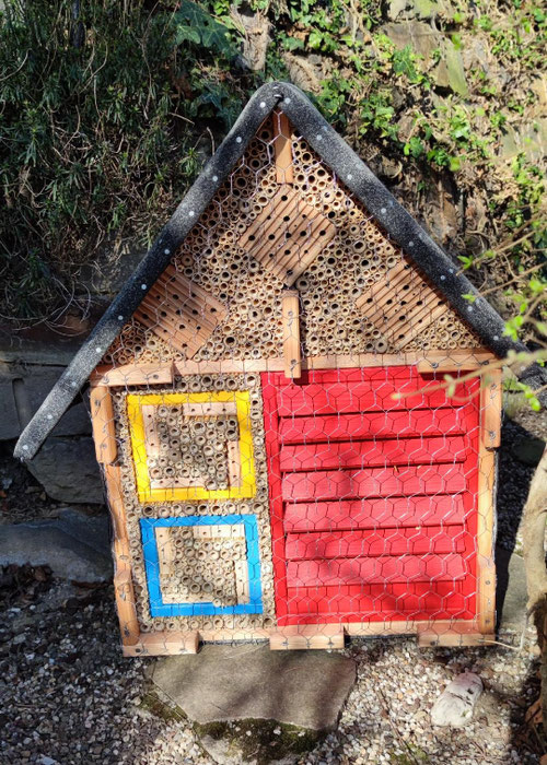 G2 Wildbienenbrutstätte + Florfliegenkasten € 275,00 mit Quadraten in gelb und blau oder in rot und grün