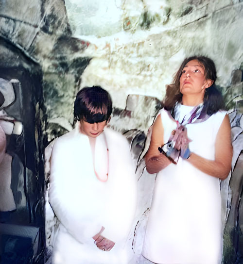  1969 : Gregg with his mother Ruth inside Meher Baba's tomb at Meherabad, India
