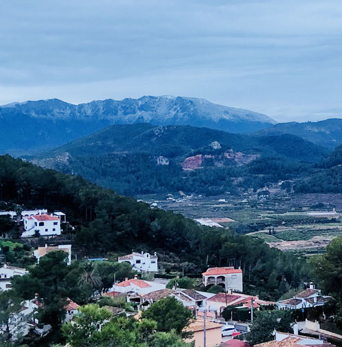 Blick von Monterrey über die weiß-verschneiten Berge von Gandia